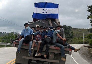Caravana de migrantes quiebra cerco en Guatemala y continúa viaje a Estados Unidos