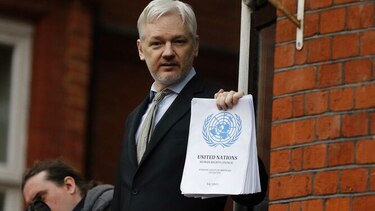 Detienen a Julian Assange en la embajada de Ecuador en Londres