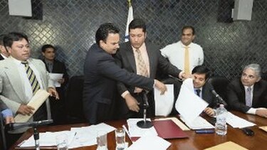 Dimes y diretes en la Asamblea