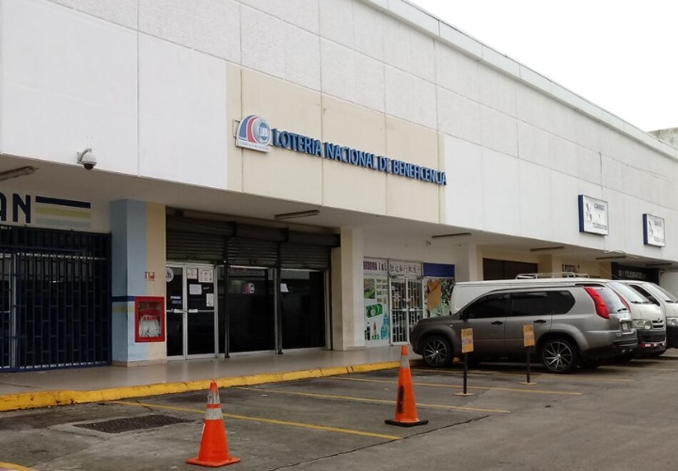 Seis hombres roban la caja fuerte de la Lotería en Los Pueblos