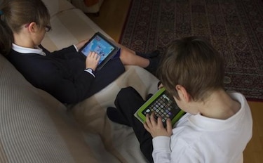 Niños no deben ver más de dos horas la pantalla