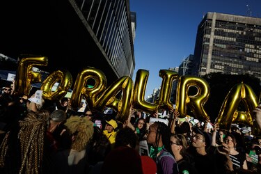 Cientos de mujeres vuelven a protestar en Brasil contra penar el aborto como un homicidio