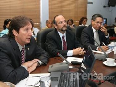 Sáez-Llorens se defiende de los cuestionamientos de diputados