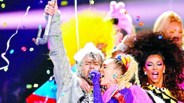 Cyrus le cantará a un público desnudo