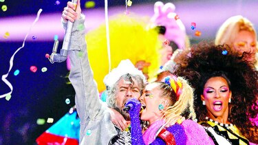 Cyrus le cantará a un público desnudo