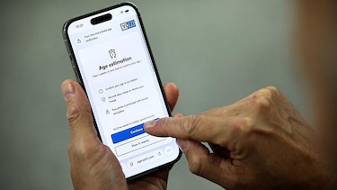"Puse una foto de mi madre delante de la cámara y me dijo 'gracias por verificar tu edad'", los desafíos que enfrenta Australia para implementar la prohibición del acceso de los menores de 16 años a las redes sociales