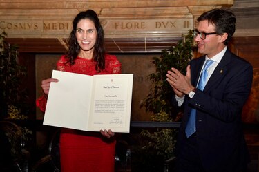 Florencia rinde homenaje a profesora estadounidense despedida por mostrar el David