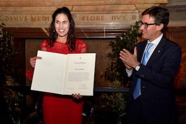 Florencia rinde homenaje a profesora estadounidense despedida por mostrar el David