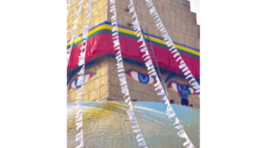 Banderas biodegradables en la mayor estupa de Nepal