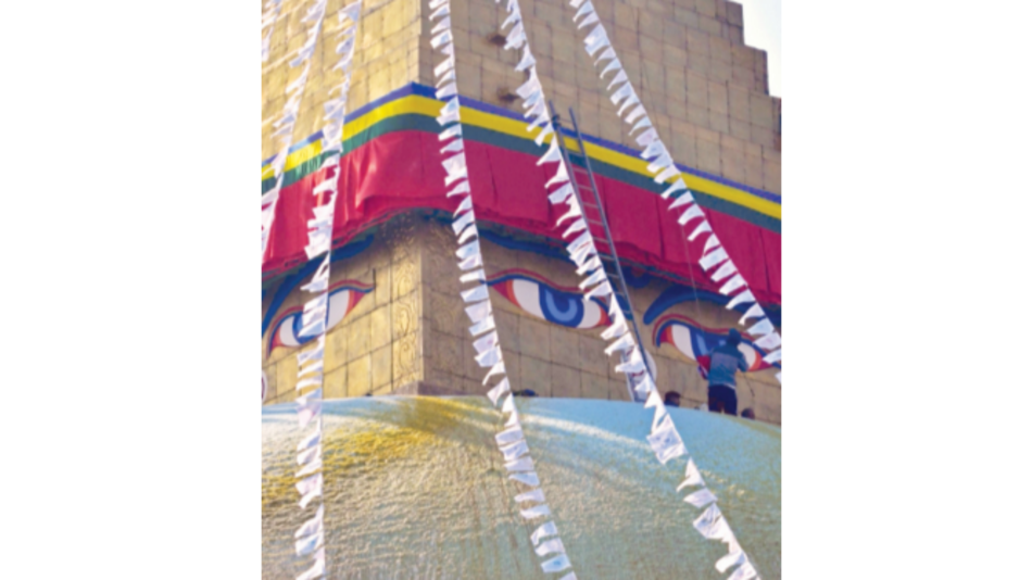 Banderas biodegradables en la mayor estupa de Nepal
