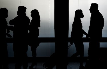 Varios países suspenden vuelos de Reino Unido por variante de la Covid-19