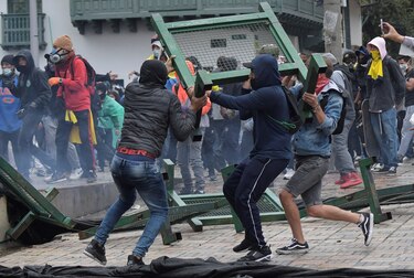 Miles de personas protestan contra reforma tributaria en Colombia pese a restricciones anticovid