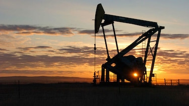 Petróleo baja a casi $55 por crecimiento de 'stocks' en Estados Unidos