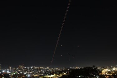 Servicios de emergencias acuden a siete sitios de Tel Aviv tras ataque con misiles de Irán