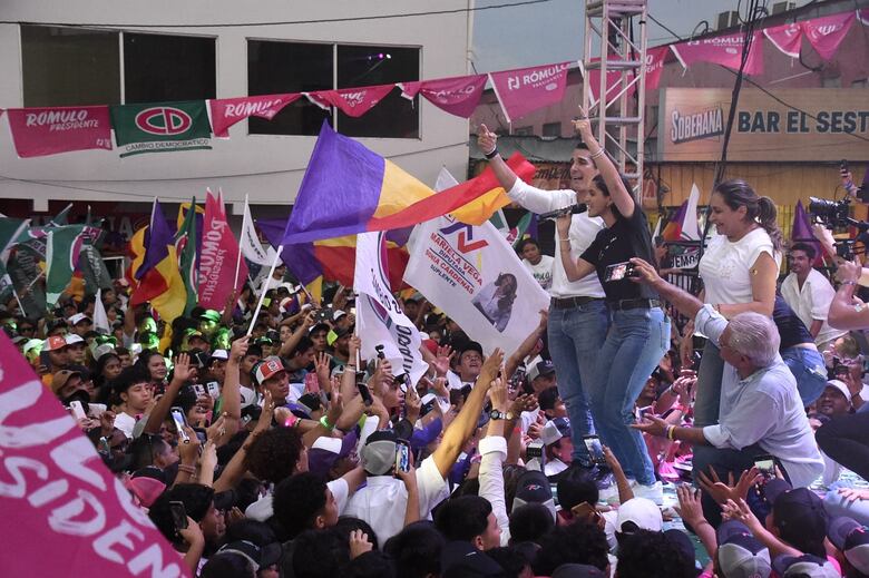 El balance de los cierres de campaña: discursos, música, hoteles y plazas públicas