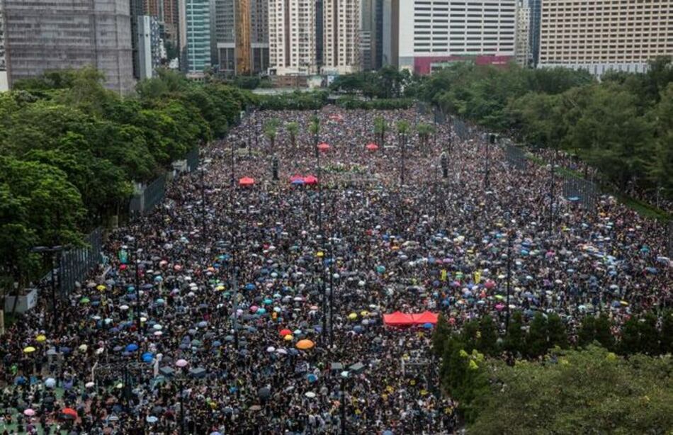 Gigantesca manifestación convoca a miles en Hong Kong pese a tormenta