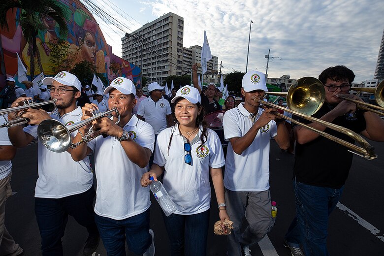 Educadores y trabajadores marchan hacia la Presidencia de la República para presentar propuesta sobre la CSS