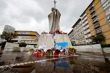 El papa Francisco pasó una noche “tranquila” y está descansando