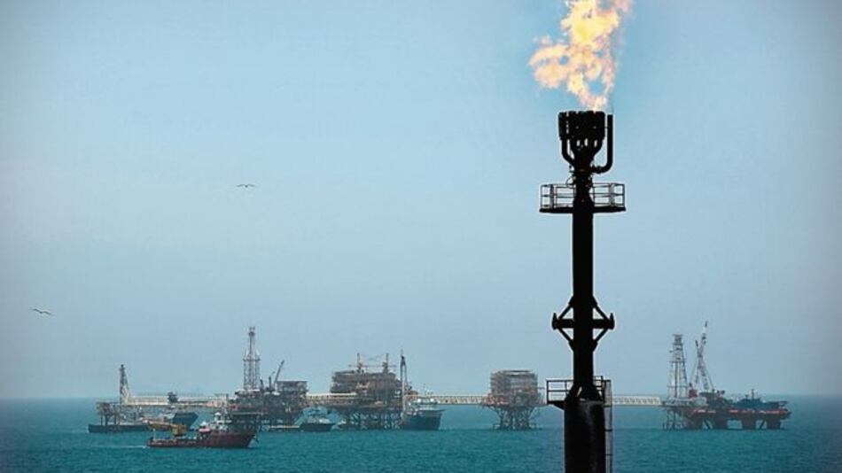 Inventarios de crudo en EU cayeron con fuerza en 7 días