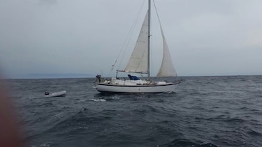 Ubican y rescatan un velero a la deriva