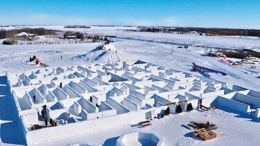 Erigen el laberinto de nieve más grande del mundo