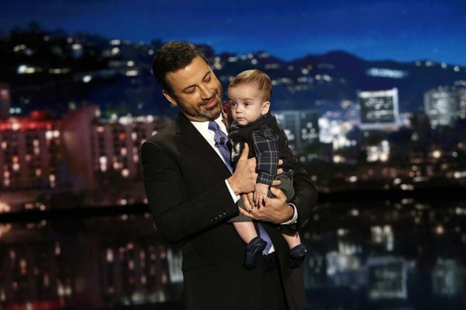 Con su hijo en brazos Jimmy Kimmel pide seguro para niños
