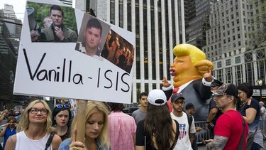 '¡No al KKK, no a un Estados Unidos fascista!', gritan los manifestantes frente a la Trump Tower