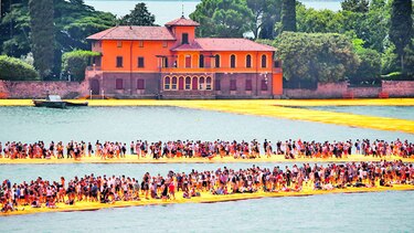 CHRISTO PRESENTA PASARELAS FLOTANTES EN ITALIA