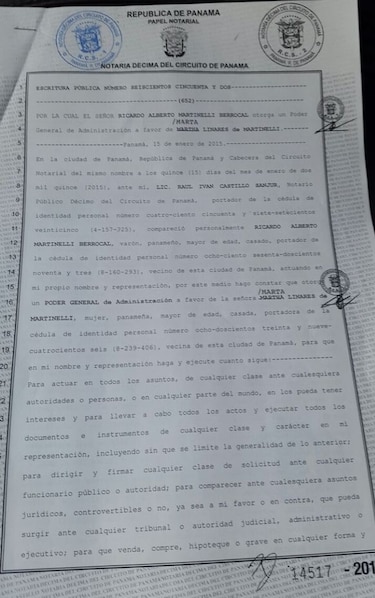 Martinelli otorga amplios poderes a su esposa y hermano
