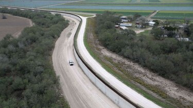 Corte Suprema de Estados Unidos examinará casos sobre el muro fronterizo y ‘Quédate en México’