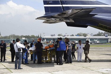 Erupciones y lluvias complican rescate de víctimas de volcán en Guatemala