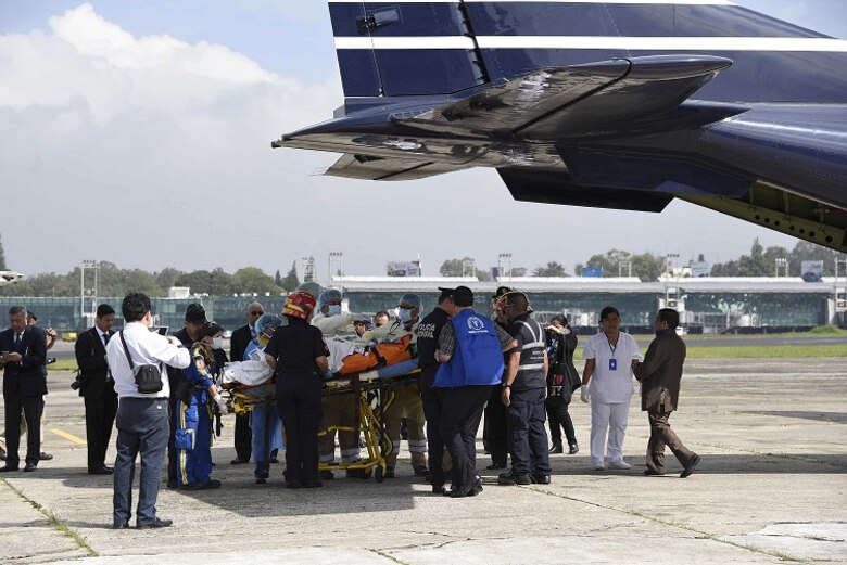 Erupciones y lluvias complican rescate de víctimas de volcán en Guatemala