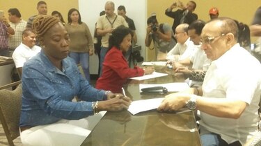 Gobierno: salario base de los educadores será de 1,240 dólares