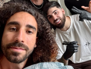 Marc Cucurella cumple su promesa y se tatúa a De la Fuente tras ganar el Mundial