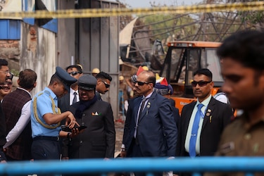 Al menos 21 muertos y 27 desaparecidos en India por un incendio en una fábrica de Calcuta