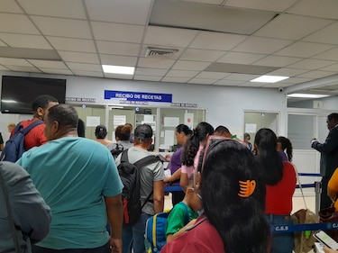 Asegurados piden medicamento, en medio de una nueva estrategia de la CSS para reducir filas y desabastecimiento en las farmacias