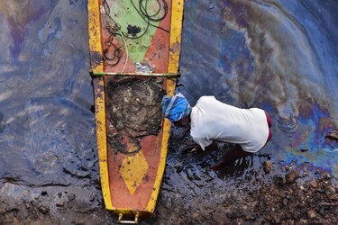 Navegando en aguas contaminadas con petróleo