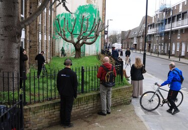 El mural de Banksy que apareció en Londres es cubierto con plástico para protegerlo