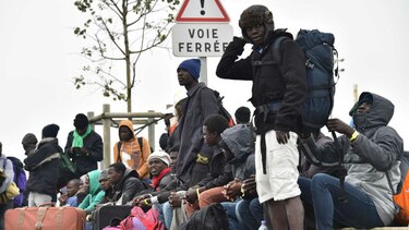 Francia inicia el desalojo de 6 mil migrantes en Calais