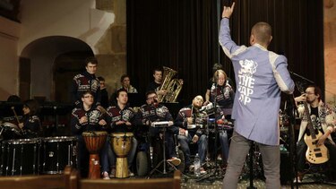 Brilla orquesta checa integrada por personas con discapacidad
