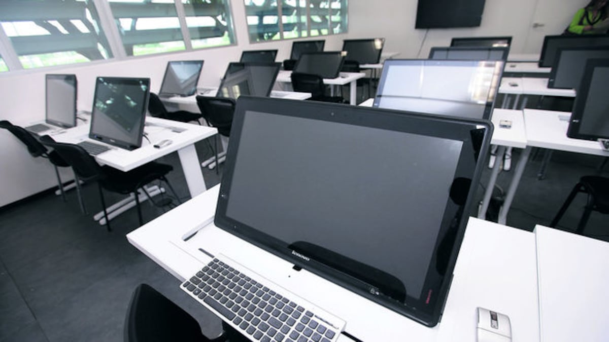 El laboratorio de Senacyt, equipado por Exou Inc. con 21 computadoras por 250 mil dólares. Se calcula que el sobrecosto del equipo asciende a decenas de miles de dólares.