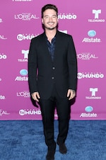 Celebridades latinas despliegan glamour en alfombra azul de premios 'Tu Mundo'