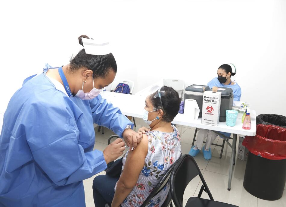 Ante la aparición de casos de Ómicron, la OPS reitera el llamado a vacunarse