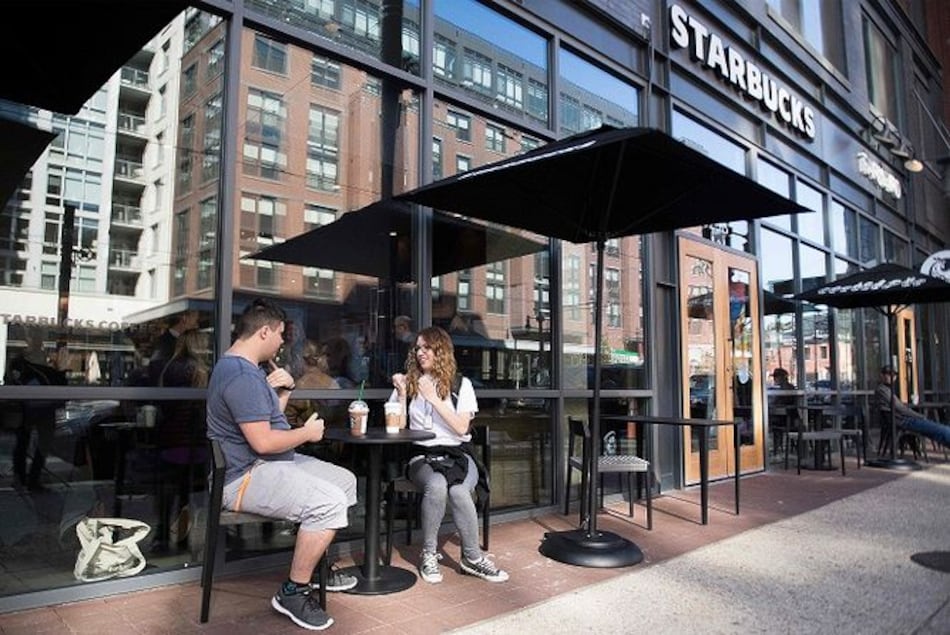 Starbucks abre su primer café en lengua de signos