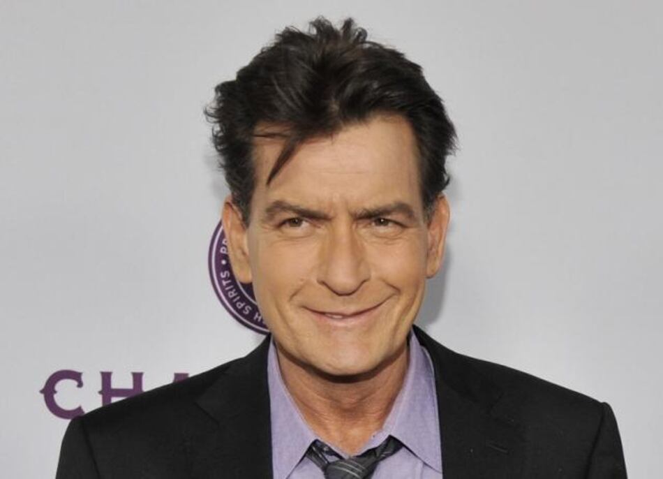 Técnico dental demanda a Charlie Sheen por lesiones