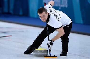 Estados Unidos gana en 'hockey'; noruego logra récord en patinaje