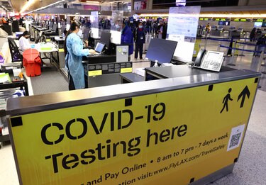 Países continúan endureciendo restricciones ante la variante Ómicron