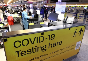 Países continúan endureciendo restricciones ante la variante Ómicron