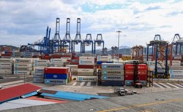 Naviera china Cosco negocia entrar al consorcio liderado por BlackRock para comprar los puertos de Balboa y Cristóbal en Panamá  