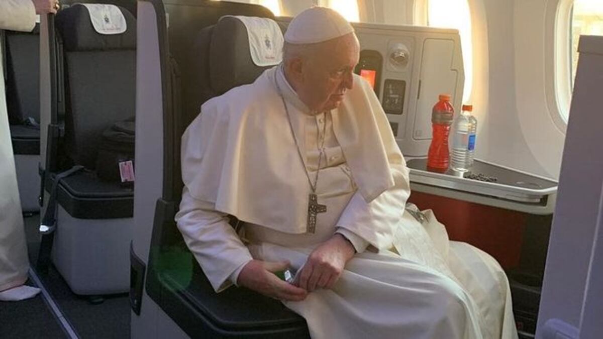 Papa Francisco en el avión de Avianca.